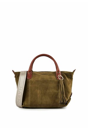 Borsa a mano in camoscio verde oliva con manici in pelle marrone, tracolla in tessuto beige e dettaglio di nappina in camoscio abbinato su sfondo bianco.