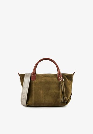 Bolso de mano de ante verde oliva con asas de cuero marrón, correa de hombro de tela beige y detalle de borla de ante a juego sobre un fondo blanco.