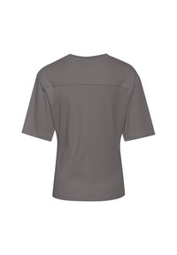 Grå kortærmet t-shirt lavet af blødt stof, har en enkel rund hals og en lige pasform med et minimalistisk design på ryggen.