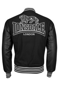 Czarna kurtka varsity z skórzanymi rękawami, paskami na mankietach i u dołu, oraz dużym logo "LONSDALE LONDON" z grafiką lwa na plecach.