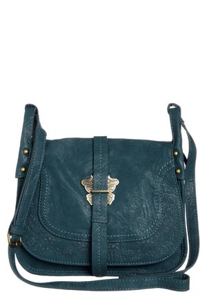 Sac bandoulière en cuir bleu sarcelle avec embossage floral, sangle réglable et fermoir papillon décoratif en métal sur le rabat avant.