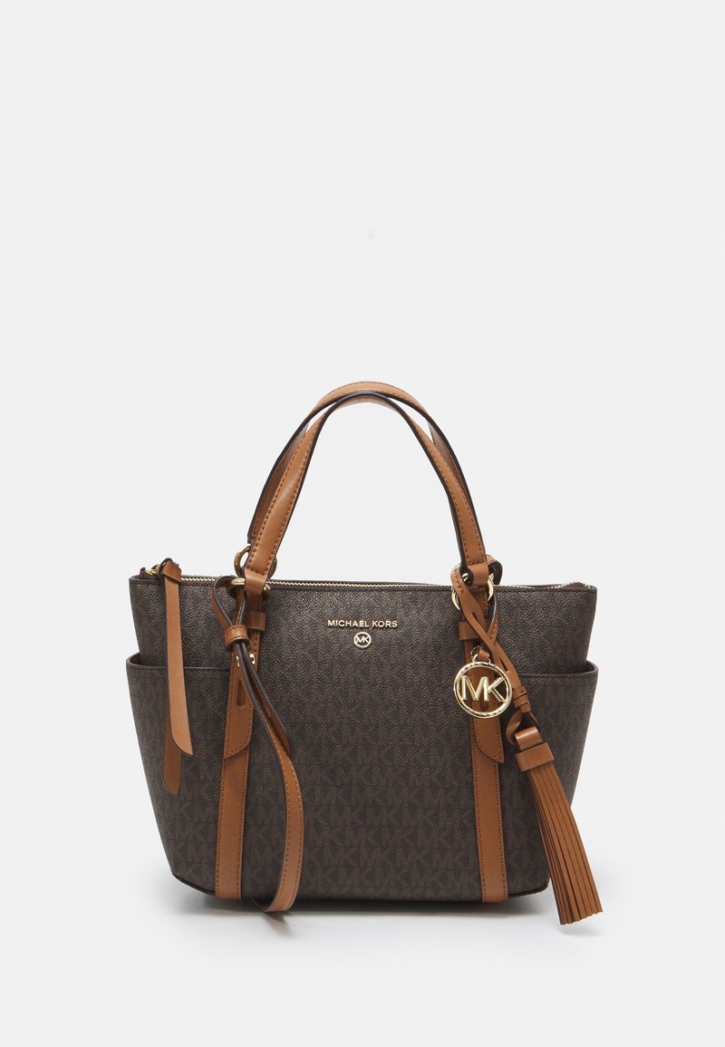 Borsa a monogramma marrone con dettagli in pelle color tabacco, manici doppi, tracolla removibile, ferramenta dorata e un piccolo dettaglio con nappina.