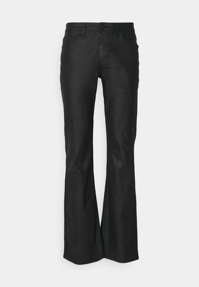 Schwarze, ausgestellte Jeans aus Denim mit glatter Textur, fünf Taschen und einem Knopf- und Reißverschlussverschluss an der Taille.