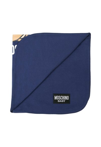 Couverture pour bébé en coton bleu marine avec une texture lisse, pliée à un coin, dotée d'une étiquette noire "Moschino Baby".
