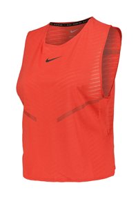 Punainen hihaton urheilupaita pyöreällä kaula-aukolla, teksturoiduilla raidoilla ja mustalla Nike-logolla edessä. Kevyt malli hengittävyyttä varten.