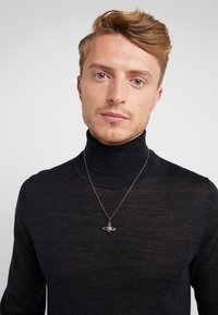 Vivienne Westwood Man Mini Bas Relief Orb Pendant Naszyjnik Silver Coloured Czarny Zalando Pl