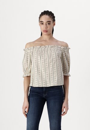 Off-shoulder topp i krämfärg med blomm�önster och randigt mönster, med puffärmar och volangkant, tillverkad av lättviktig tyg.