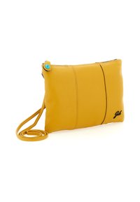 Pochette in pelle gialla con finitura testurizzata, caratterizzata da un bottone di accento blu e una tracolla removibile. Chiusura con cerniera.