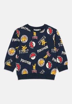 Felpa blu navy con grafica di Pikachu e Pokémon, maniche corte, colletto a girocollo e polsini elasticizzati con testi e design vari.