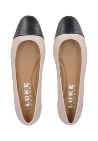 Beige Leder flache Schuhe mit einer schwarzen Leder-Kappenzehe. Das Innere verfügt über ein glattes beige Futter. Logo in Weiß auf der Innensohle gedruckt.