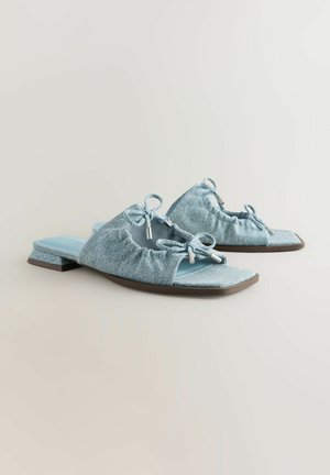 Ljusblå denimslippers med samlad tyg och rosettdetaljer, med fyrkantig tå och låg blockklack. Slät sula.
