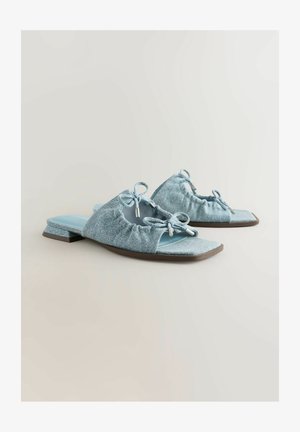 Heledad sinised denimsandaalid, millel on kokku tõmmatud kangas ja lipsuviimistlus, ruudukujuline varvas ja madal plokialt. Sile tald.