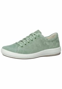 Zapatillas de ante verde con suela de goma blanca, punta redonda, seis ojales y detalles texturizados en los laterales. Diseño ligero para uso casual.
