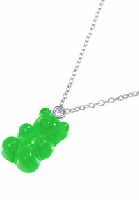 Ciondolo a forma di orsetto di gomma verde su una catena d'argento. L'orsetto ha una finitura lucida con piccole caratteristiche rotonde e una texture leggermente in rilievo.