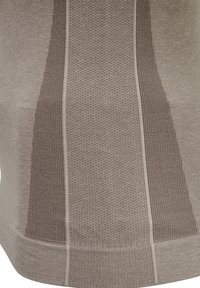 Suéter de punto en tonos marrones con un patrón texturizado y acentos de canalé planos. Acabado suave con un dobladillo redondeado.