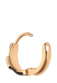 Goldene Creolen mit glänzender Oberfläche, versehen mit einem schwarzen Akzentstreifen und einem einzigartigen geschwungenen Design. Glatte Textur mit einer kleinen Öffnung.