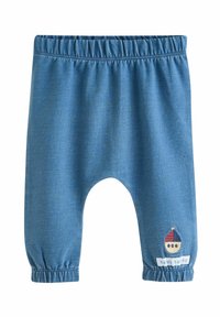 Pantalons en denim bleu avec une taille élastique, des poignets froncés et un design de bateau brodé avec le texte "joyeuses navigations" à l'avant.