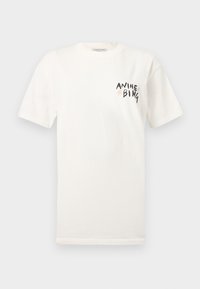 Λευκό κοντομάνικο μπλουζάκι με το κείμενο "ANINE BING" και μικρές αστεροειδείς διακοσμήσεις τυπωμένες στην περιοχή της τσέπης στο αριστερό στήθος.