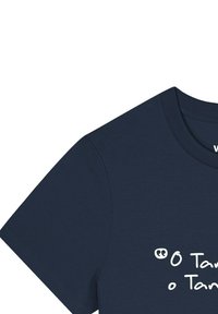 Navyblauwe korte mouwen t-shirt gemaakt van katoen. Beschikt over een witte tekstafdruk aan de voorkant, ronde halslijn en stikseldetails.
