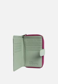 Portafoglio verde e rosa realizzato in materiale liscio, dotato di slot per carte, chiusura con zip e testo impresso all'interno "oggi è una bella giornata".