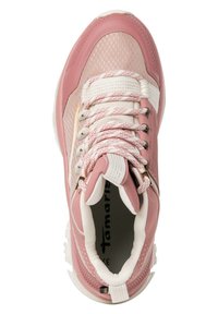 Scarpa sportiva rosa chiaro con parte superiore in mesh testurizzato, lacci bianchi a contrasto, colletto imbottito e soletta con motivo.