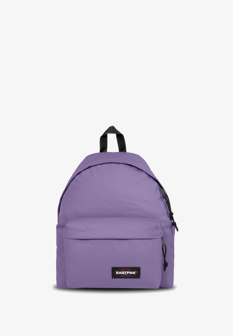 Sac à dos Eastpak violet en tissu résistant. Il dispose d'un grand compartiment principal, d'une poche avant zippée et d'accents noirs sur les bretelles.