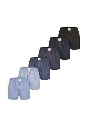 Verschiedene Herren-Boxershorts in verschiedenen Farben: hellblau gestreift, einfarbig hellblau, marineblau mit weißen Punkten, einfarbig schwarz, einfarbig dunkelmarineblau, mit roten Knöpfen.
