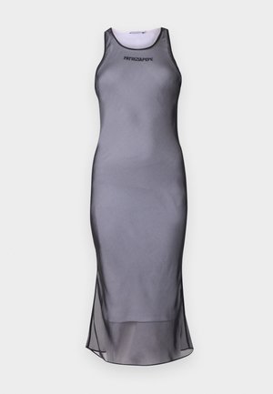 Γκρι χωρίς μανίκια φόρεμα με εφαρμοστό σχέδιο, κατασκευασμένο από λείο ύφασμα. Περιλαμβάνει διάφανο στρίφωμα και μαύρη λεπτομέρεια γύρω από τον λαιμό και το λογότυπο.