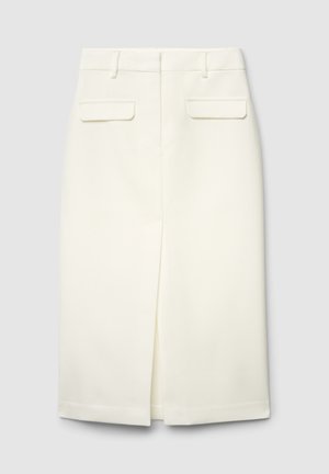 Jupe crayon blanche longueur genou, fabriquée en tissu lisse, avec une fente à l'avant et deux poches arrière. Lignes épurées et design ajusté.