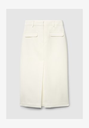 Jupe crayon blanche longueur genou, fabriquée en tissu lisse, avec une fente à l'avant et deux poches arrière. Lignes épurées et design ajusté.