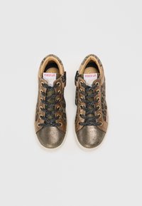 Bronzefarbene Sneaker mit Leopardenmuster-Akzenten, strukturiertem Material, schwarzen Glitzer-Schnürsenkeln und runder Zehenform, mit einem seitlichen Reißverschluss für einfachen Zugang.