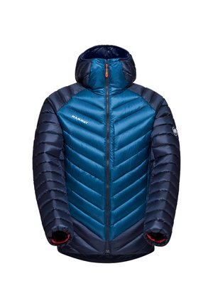 Blaue isolierte Jacke mit Zickzackmuster, ausgestattet mit einer Kapuze, Reißverschluss, elastischen Bündchen und auffälligen orangen Akzenten am Reißverschluss.