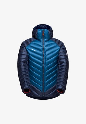 Blauwe geïsoleerde jas met een chevronpatroon, voorzien van een capuchon, ritssluiting, elastische manchetten en opvallende oranje accenten op de rits.