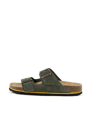 Sandalias de ante verde con dos correas ajustables, hebillas de metal, plantilla de corcho y suela de goma negra con un detalle amarillo.