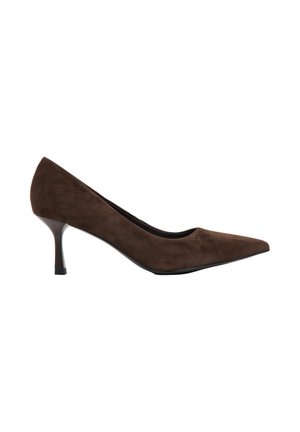 Brauner Wildleder-Pumps mit spitz zulaufender Vorderkappe, schmalem mittelhohem Absatz und schwarzer Sohle, von der Innenseite vor weißem Hintergrund gezeigt.