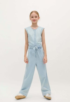 Salopette in denim azzurro chiaro con design senza maniche, chiusura frontale con bottoni, vita con cintura e gambe larghe. Texture liscia, stile casual.