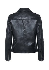Czarna skórzana kurtka z klasycznym kołnierzem, długimi rękawami i bocznymi zamkami. Tył ma gładką teksturę z delikatnym połyskiem.