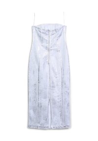 Abito midi argento, senza maniche, realizzato in tessuto lucido con taglio dritto, dettagli delle cuciture visibili e chiusura con zip sul retro.