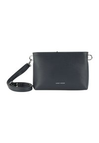 Bolso cruzado de cuero azul oscuro con una textura suave, forma rectangular, herrajes de acero inoxidable y una correa desmontable. Presenta el logotipo de la marca en la parte frontal.