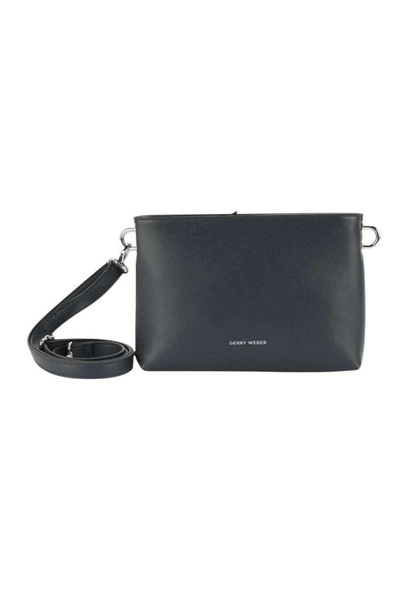 Bolso cruzado de cuero azul oscuro con una textura suave, forma rectangular, herrajes de acero inoxidable y una correa desmontable. Presenta el logotipo de la marca en la parte frontal.