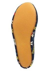 Chausson à semelle souple avec bordure en tissu bleu marine comportant des imprimés sur le thème du football et des mots comme « soccer » et des ballons de football.