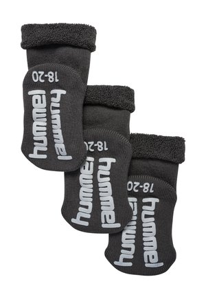 Trois paires de chaussettes pour bébé Hummel gris foncé avec revers pliés, logo de marque antidérapant blanc et taille 18-20 imprimés sous la semelle.