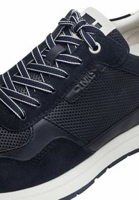 Sneakers blu navy con pannelli in rete, materiali in camoscio e pelle, suola intermedia bianca texturizzata e lacci bianchi a contrasto.