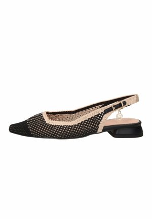 Scarpa bassa slingback in maglia nera e beige con punta appuntita, tacco basso a blocchetto e charm a fibbia dorata sulla cinghia alla caviglia.