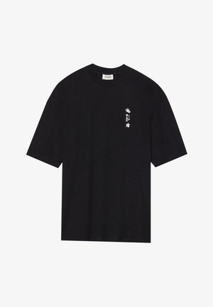 Sort bomulds T-shirt med korte ærmer, rund hals og et lille hvidt grafisk design på venstre side med tekst og blomster elementer.