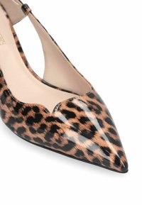 Leopardų rašto smailėjantys kulniukai iš blizgaus patentuoto dirbtinio odos, su išpjautomis šoninėmis detalėmis ir elegantiška siluetu.