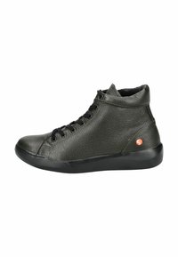 Zapato de caña alta hecho de cuero texturizado verde oscuro con cordones negros y suela de goma, con un pequeño logo naranja en el lateral.