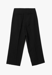 Zwarte wijde broek van een zachte stof. Heeft twee achterzakken, een schone tailleband en een middenplooi die langs elk been loopt.
