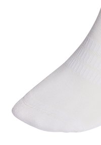 Calcetín blanco con textura suave, puntera reforzada y diseño acanalado en el tobillo, con un brillo sutil y líneas limpias.