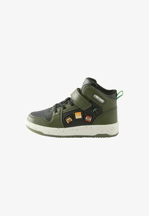 Groene en zwarte hoge kindersneakers met Minecraft-thema pixelart patches en een wit gevlekt zool, zijaanzicht.